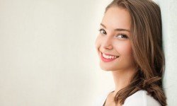 ¿QUÉ FACTORES INFLUYEN EN EL COLOR DE LOS DIENTES?