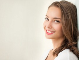 ¿QUÉ FACTORES INFLUYEN EN EL COLOR DE LOS DIENTES?