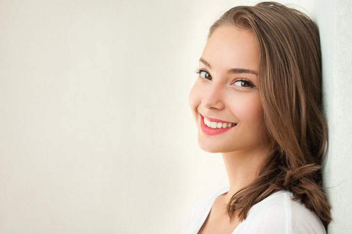 ¿QUÉ FACTORES INFLUYEN EN EL COLOR DE LOS DIENTES?